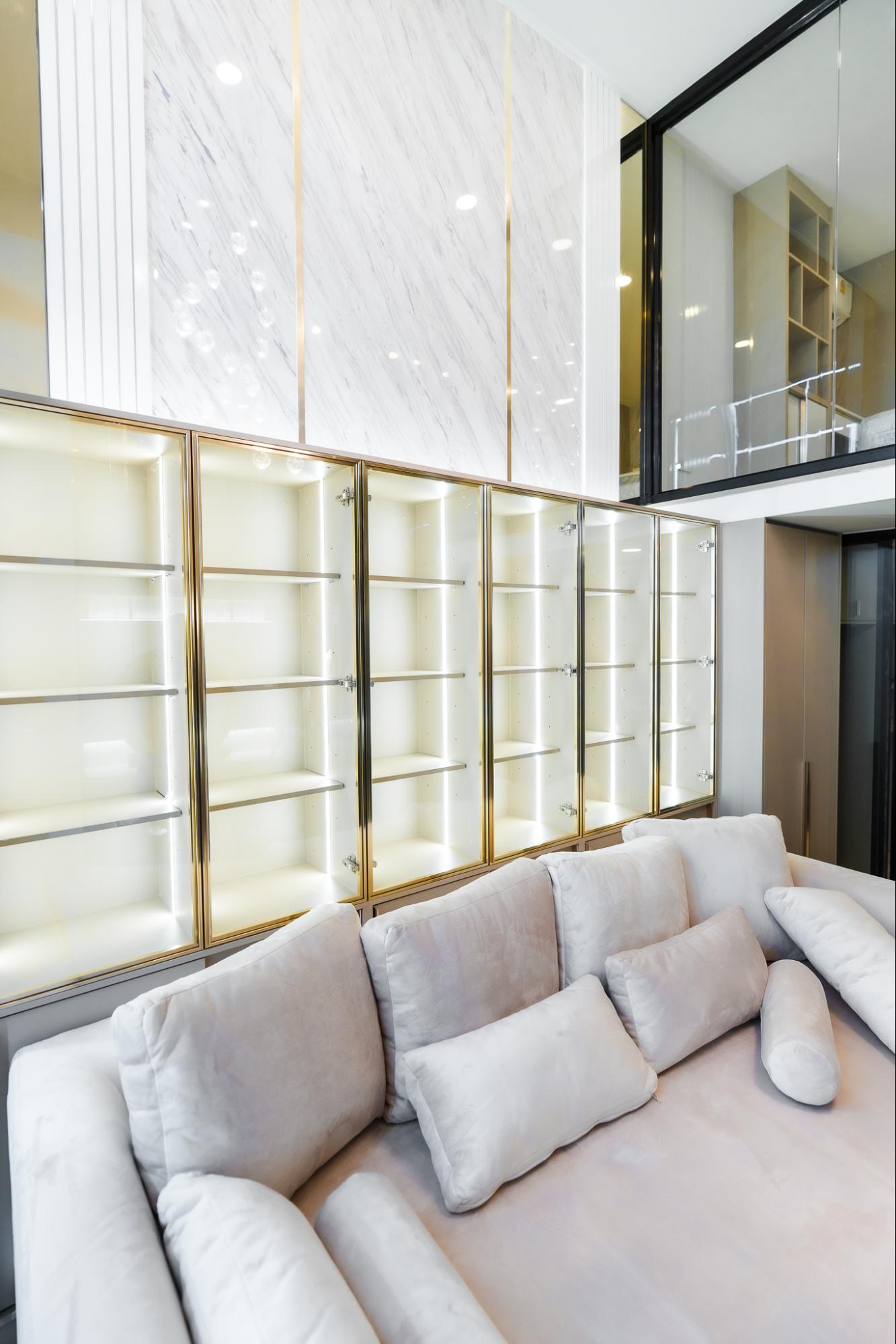 บิ้วอินตู้โชว์ของแบบ Luxury